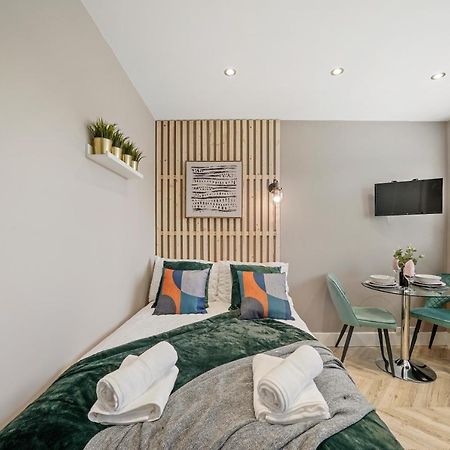 Cosy Heathrow Studios - Parking - Garden Лондон Экстерьер фото