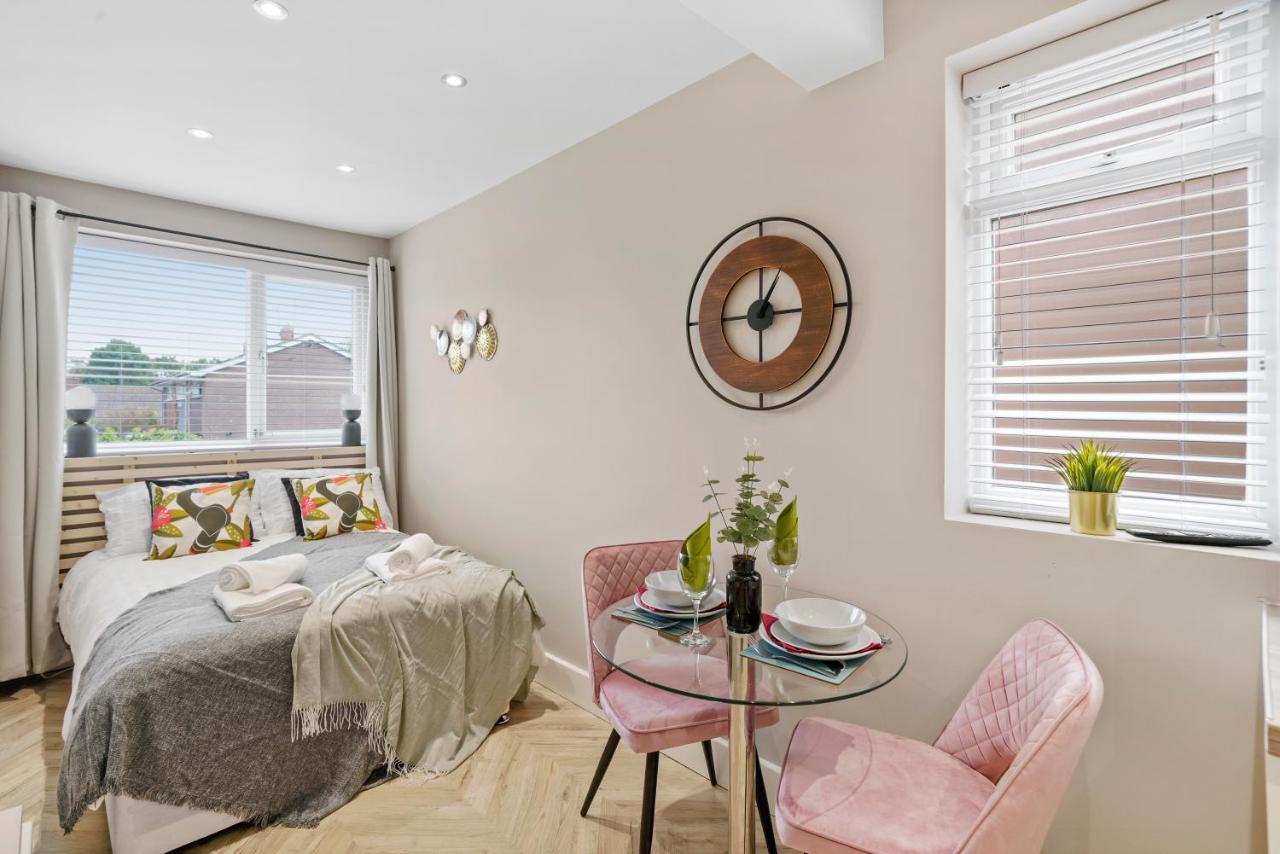 Cosy Heathrow Studios - Parking - Garden Лондон Экстерьер фото