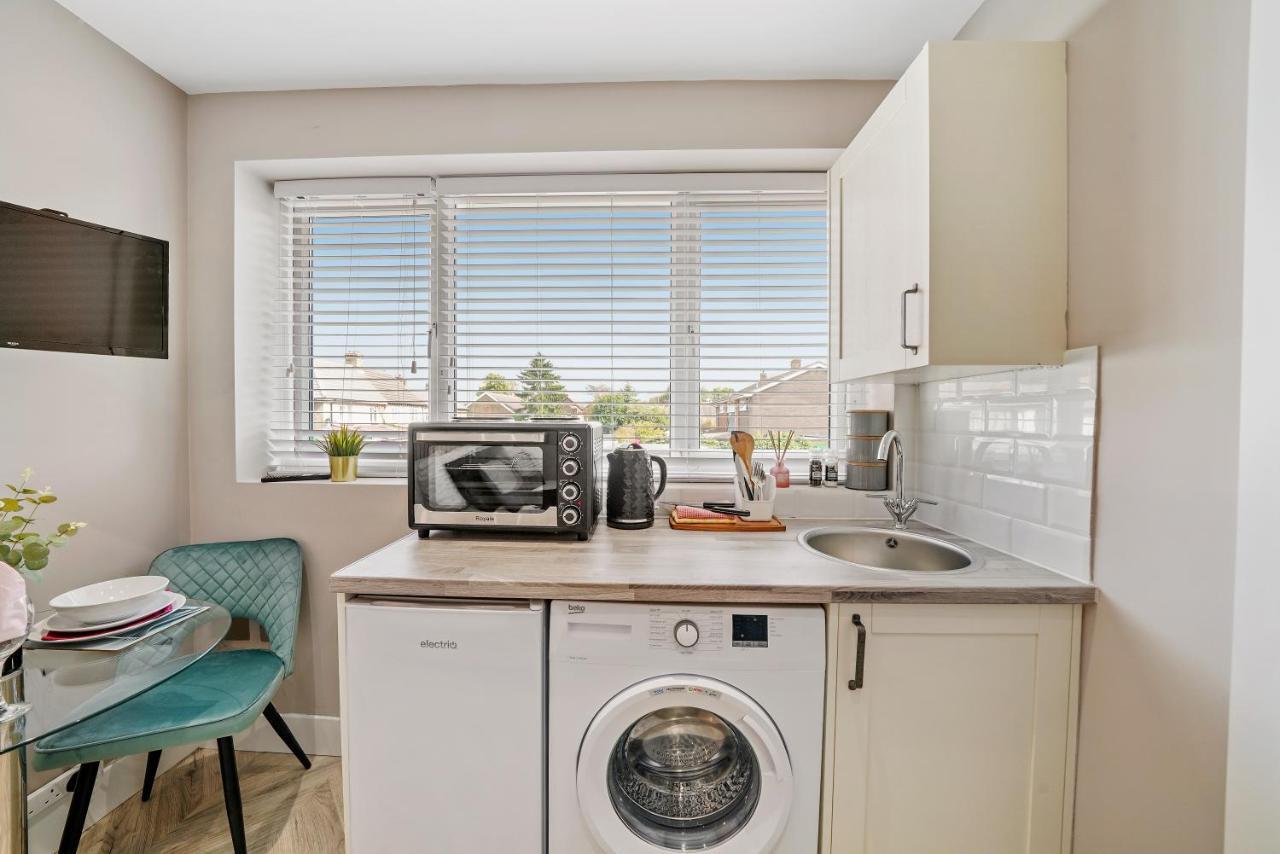 Cosy Heathrow Studios - Parking - Garden Лондон Экстерьер фото