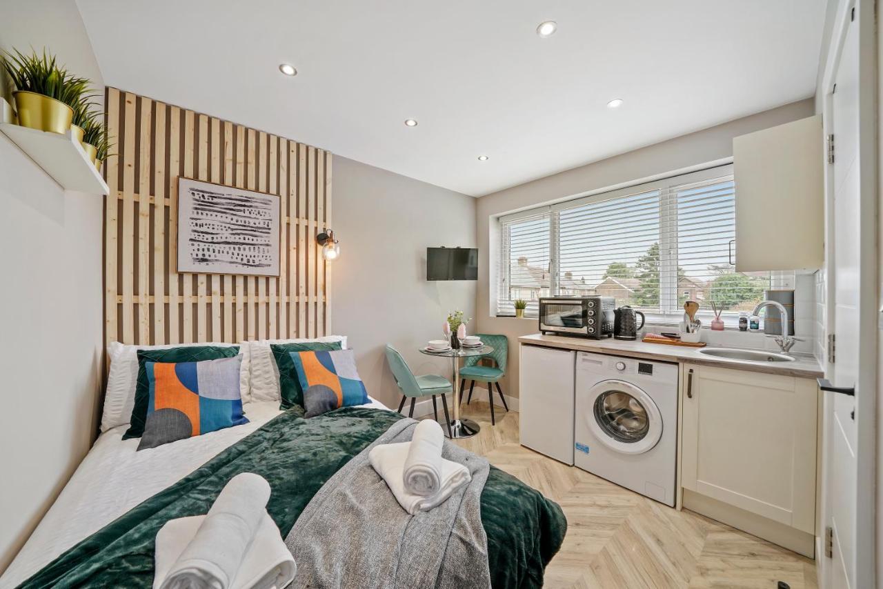 Cosy Heathrow Studios - Parking - Garden Лондон Экстерьер фото