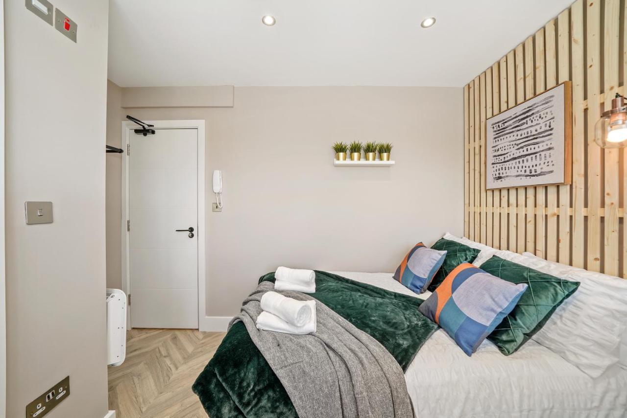 Cosy Heathrow Studios - Parking - Garden Лондон Экстерьер фото