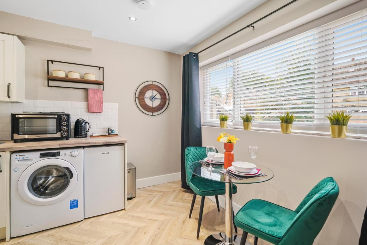 Cosy Heathrow Studios - Parking - Garden Лондон Экстерьер фото