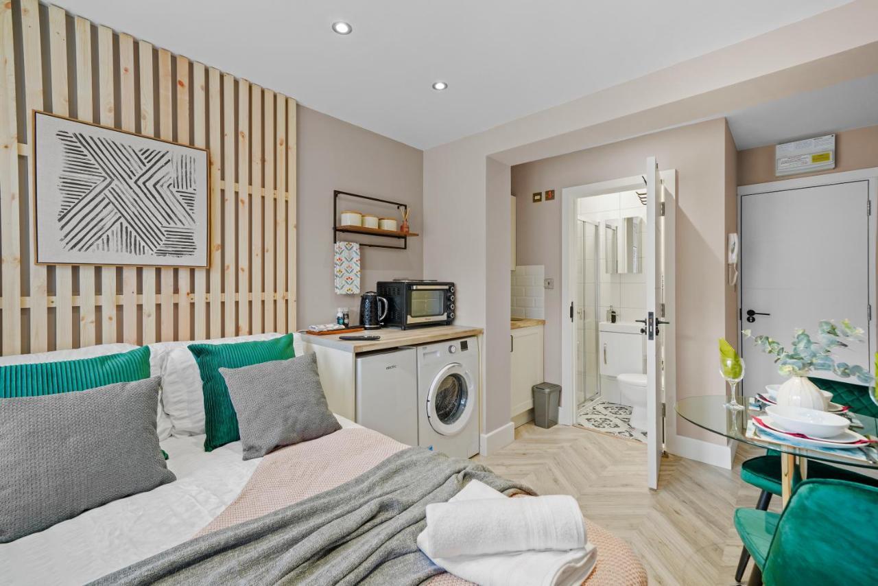 Cosy Heathrow Studios - Parking - Garden Лондон Экстерьер фото