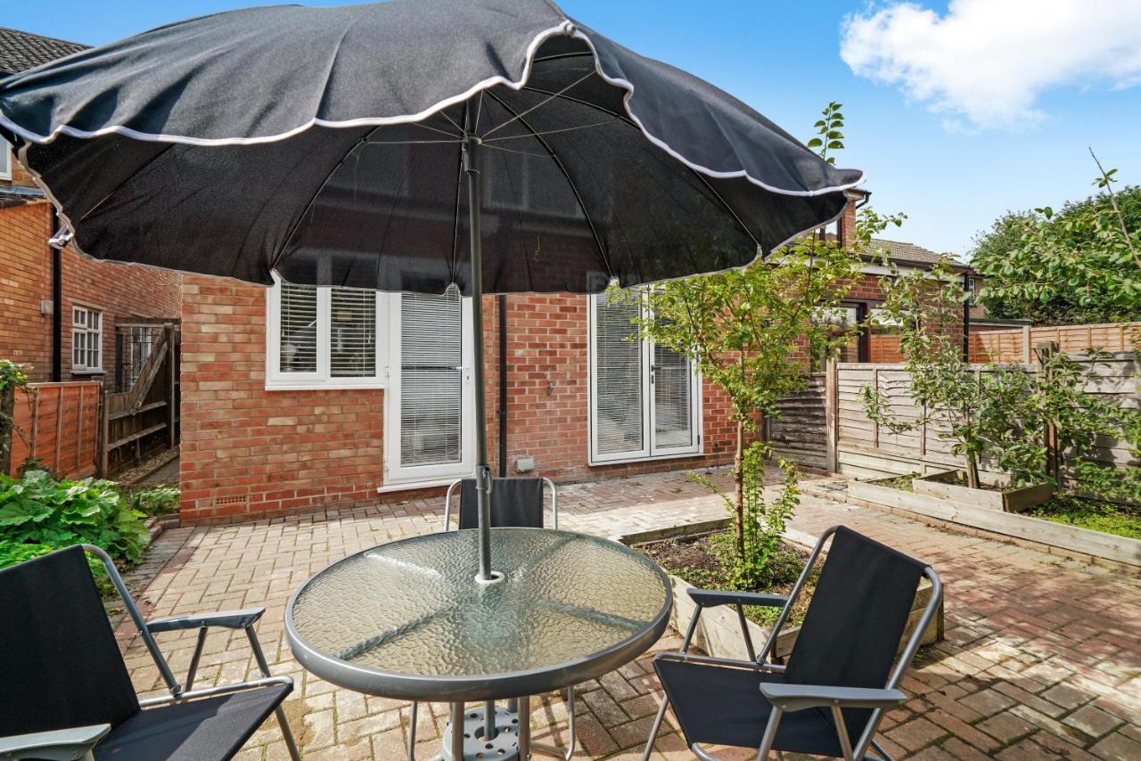 Cosy Heathrow Studios - Parking - Garden Лондон Экстерьер фото