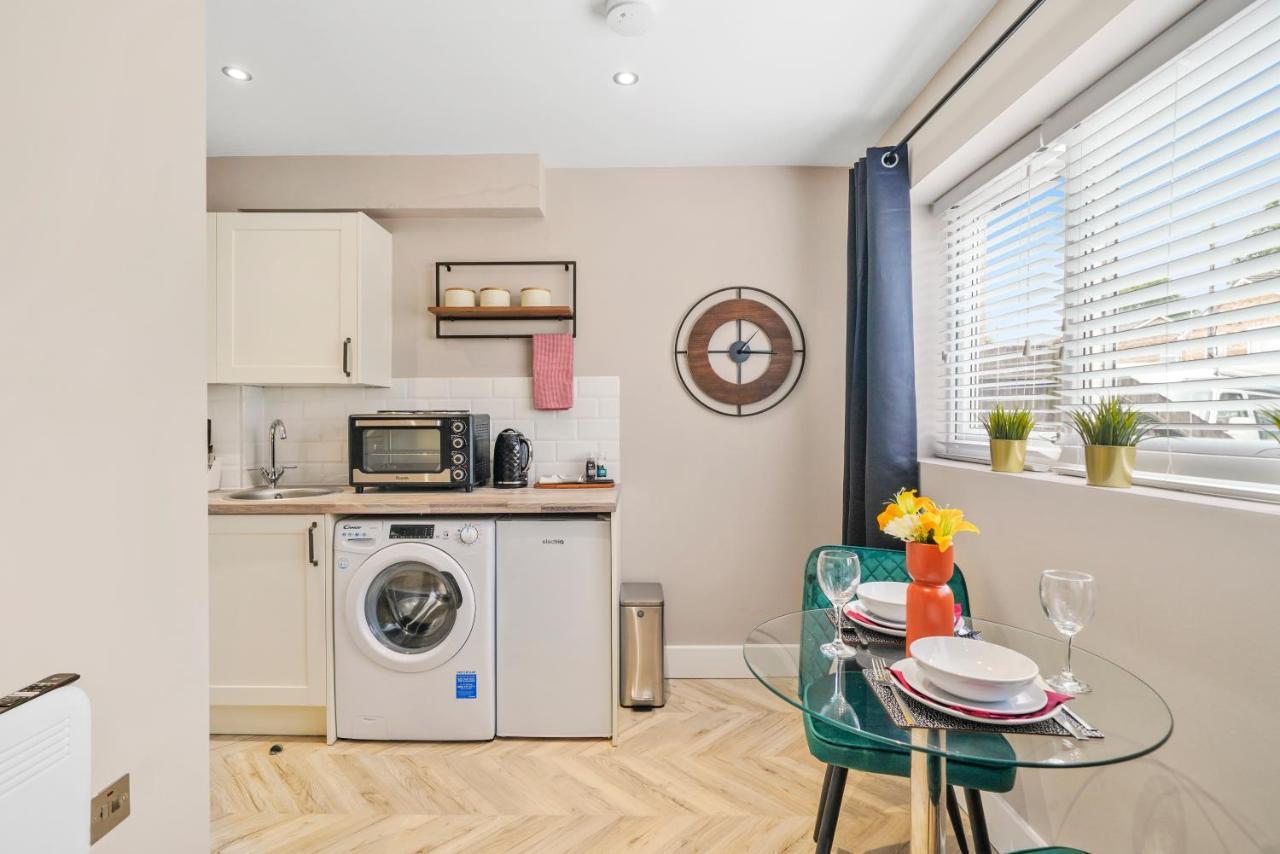 Cosy Heathrow Studios - Parking - Garden Лондон Экстерьер фото