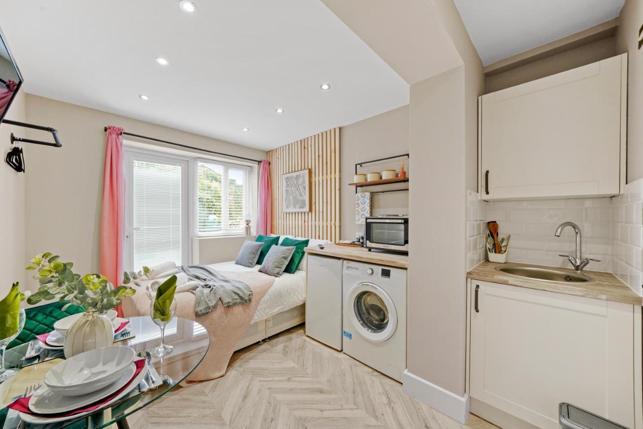 Cosy Heathrow Studios - Parking - Garden Лондон Экстерьер фото