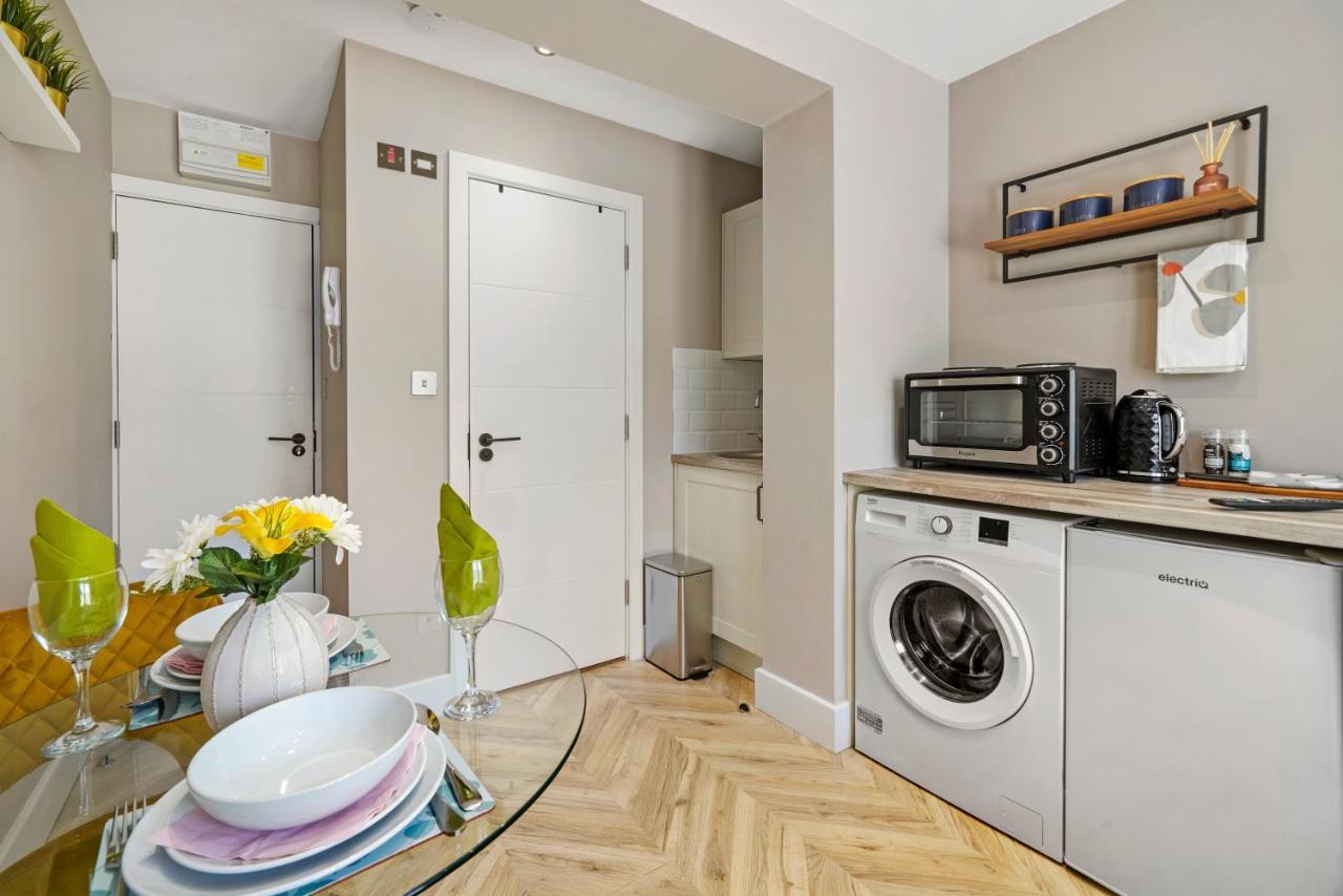 Cosy Heathrow Studios - Parking - Garden Лондон Экстерьер фото