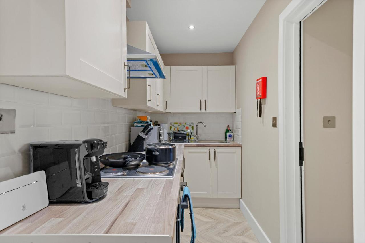Cosy Heathrow Studios - Parking - Garden Лондон Экстерьер фото