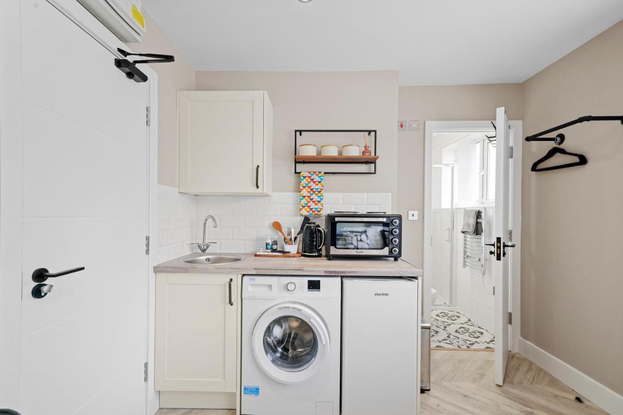 Cosy Heathrow Studios - Parking - Garden Лондон Экстерьер фото