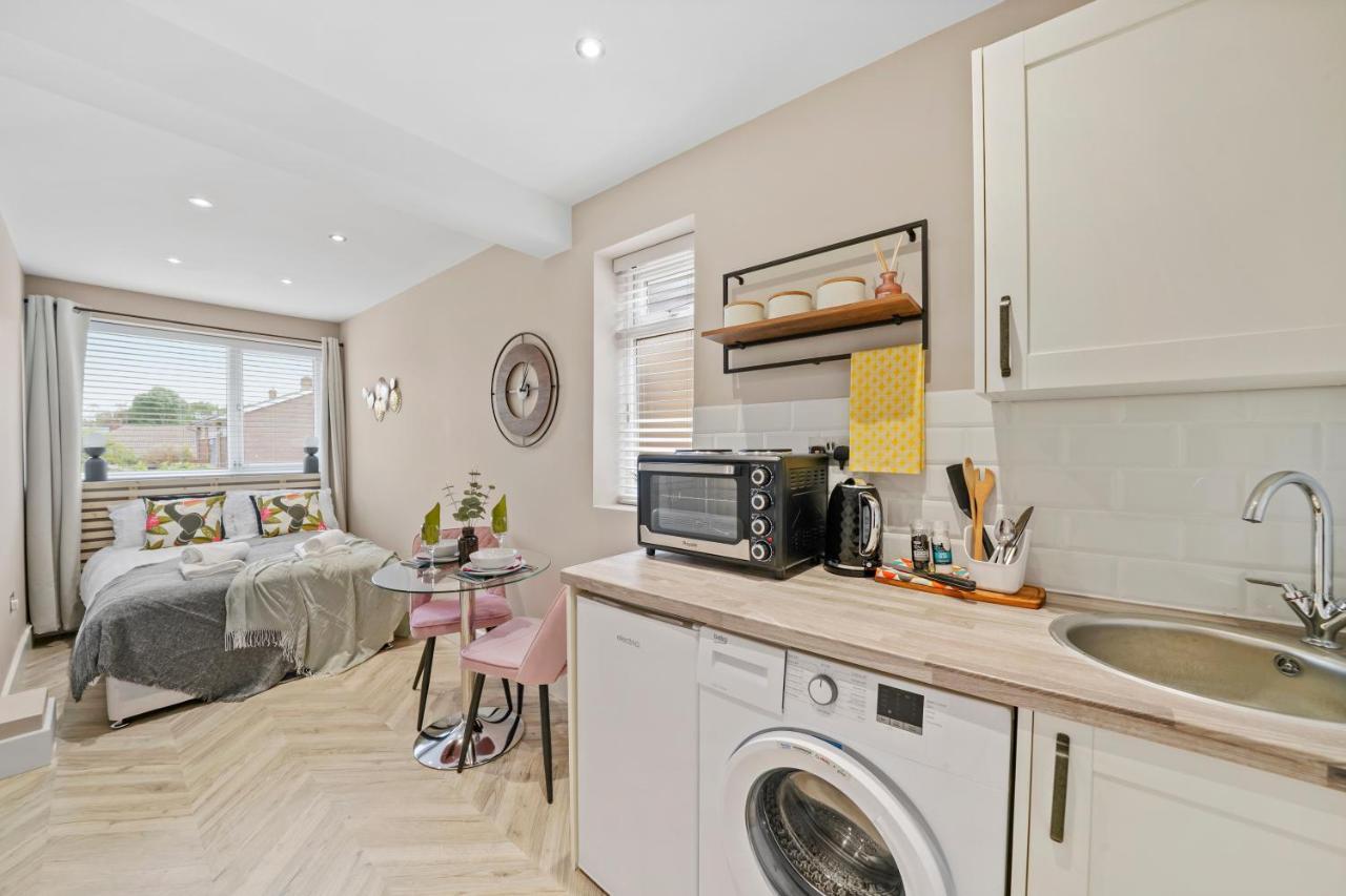 Cosy Heathrow Studios - Parking - Garden Лондон Экстерьер фото