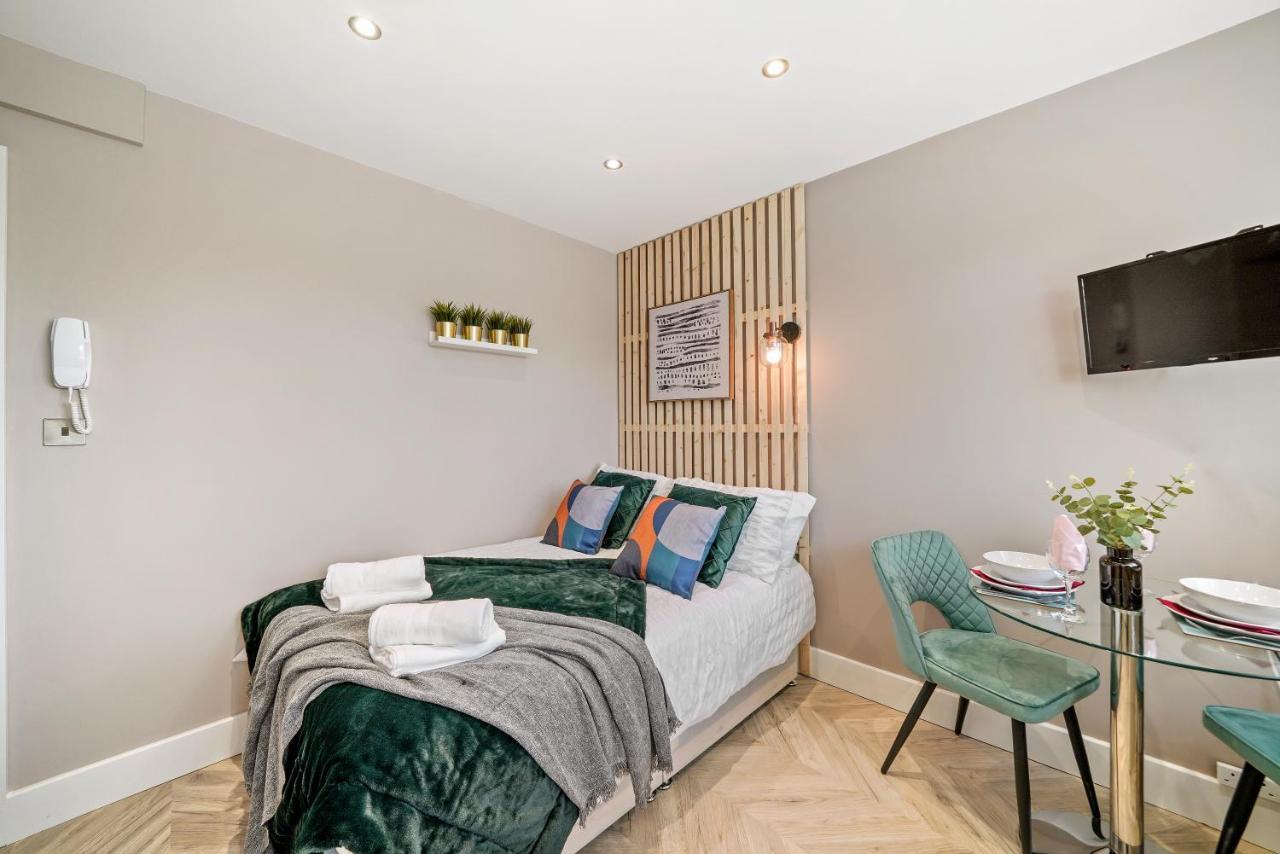 Cosy Heathrow Studios - Parking - Garden Лондон Экстерьер фото