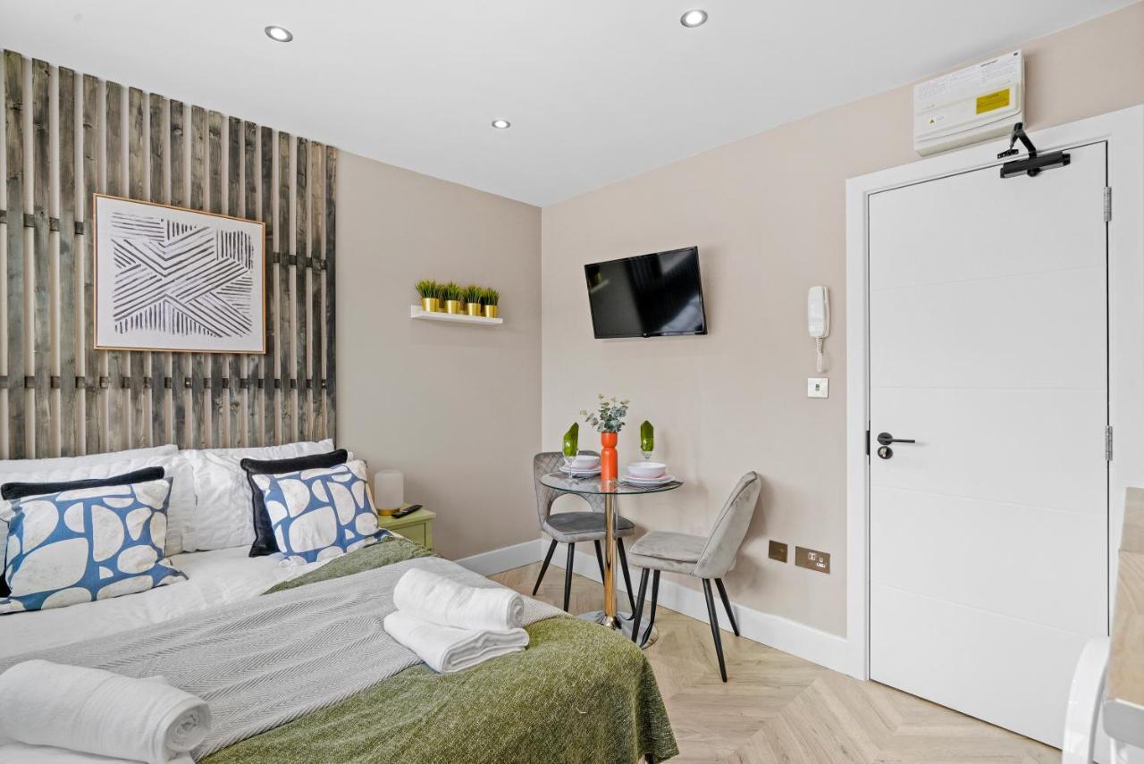 Cosy Heathrow Studios - Parking - Garden Лондон Экстерьер фото