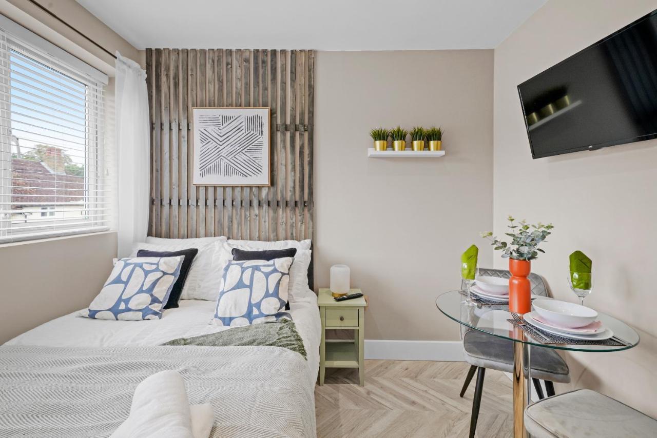 Cosy Heathrow Studios - Parking - Garden Лондон Экстерьер фото