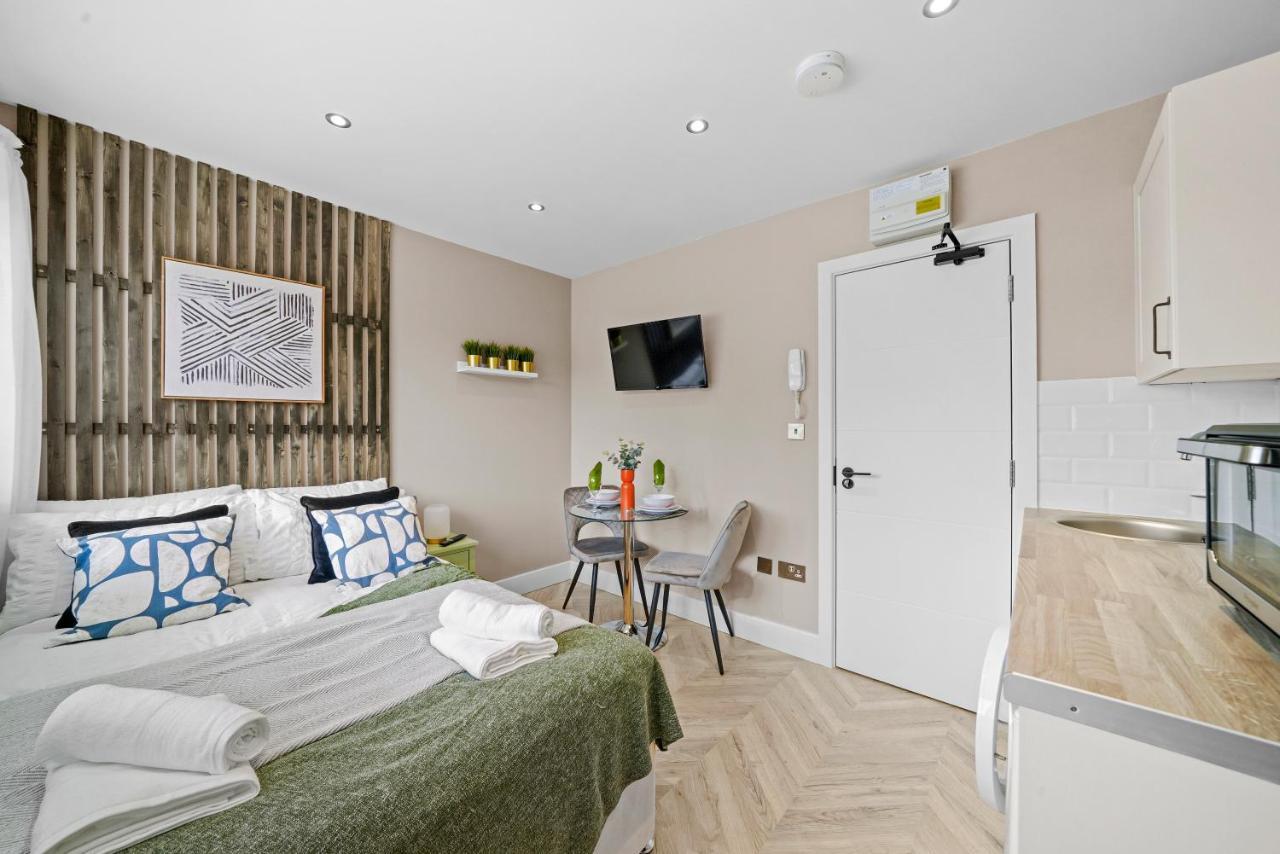 Cosy Heathrow Studios - Parking - Garden Лондон Экстерьер фото