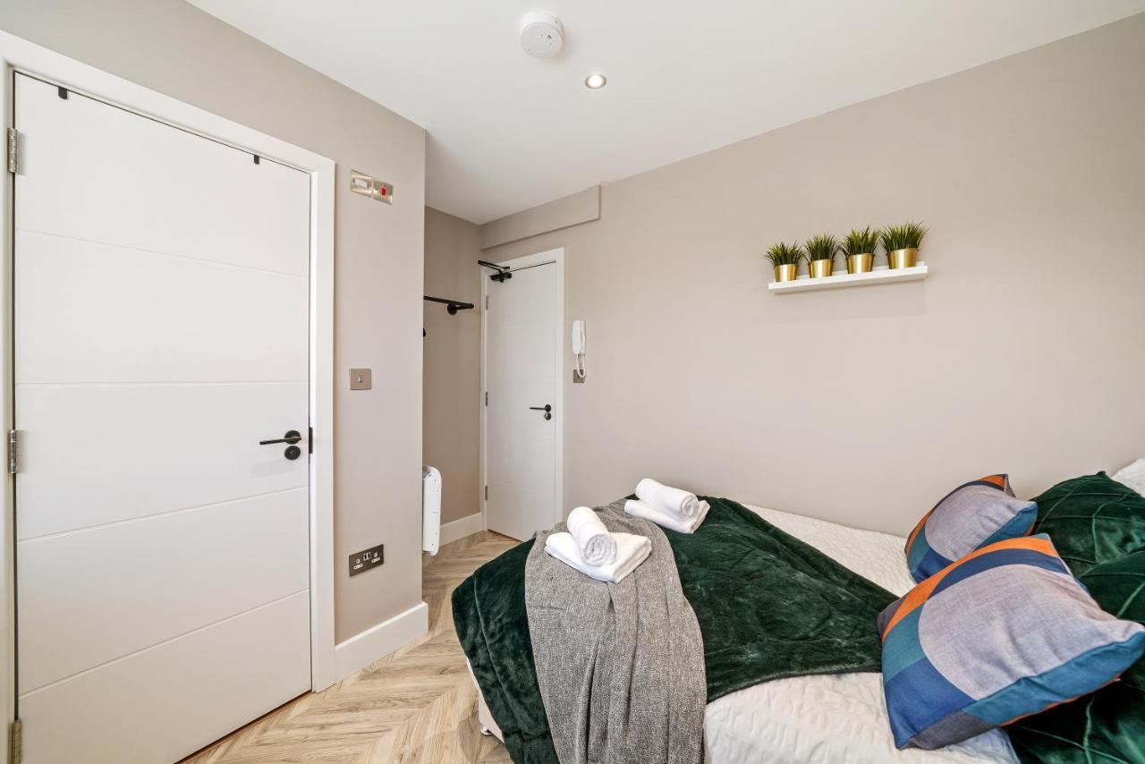 Cosy Heathrow Studios - Parking - Garden Лондон Экстерьер фото
