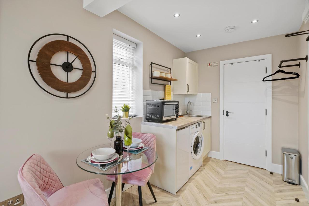 Cosy Heathrow Studios - Parking - Garden Лондон Экстерьер фото